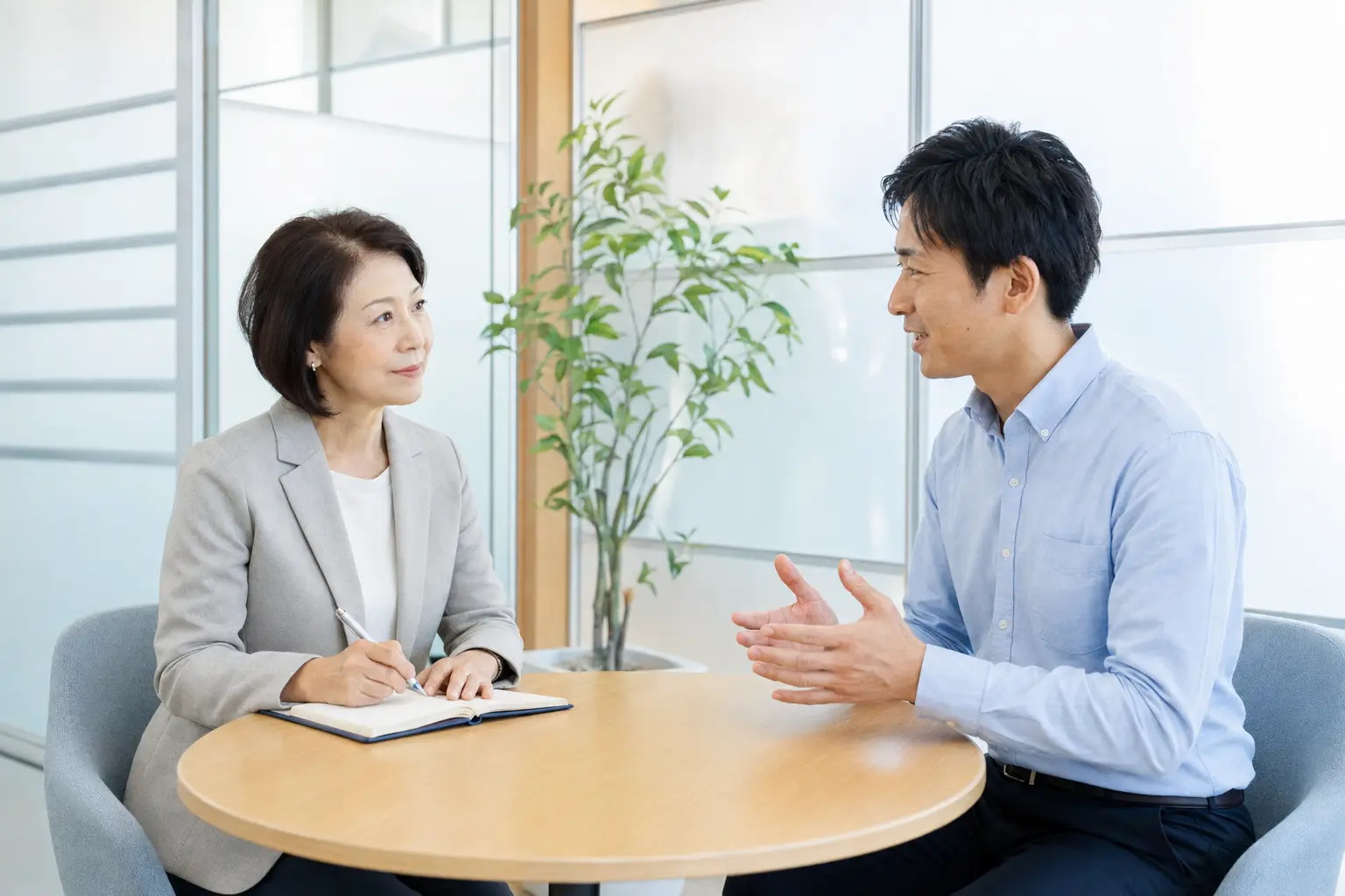 相談者の話を丁寧に聴く面談の様子