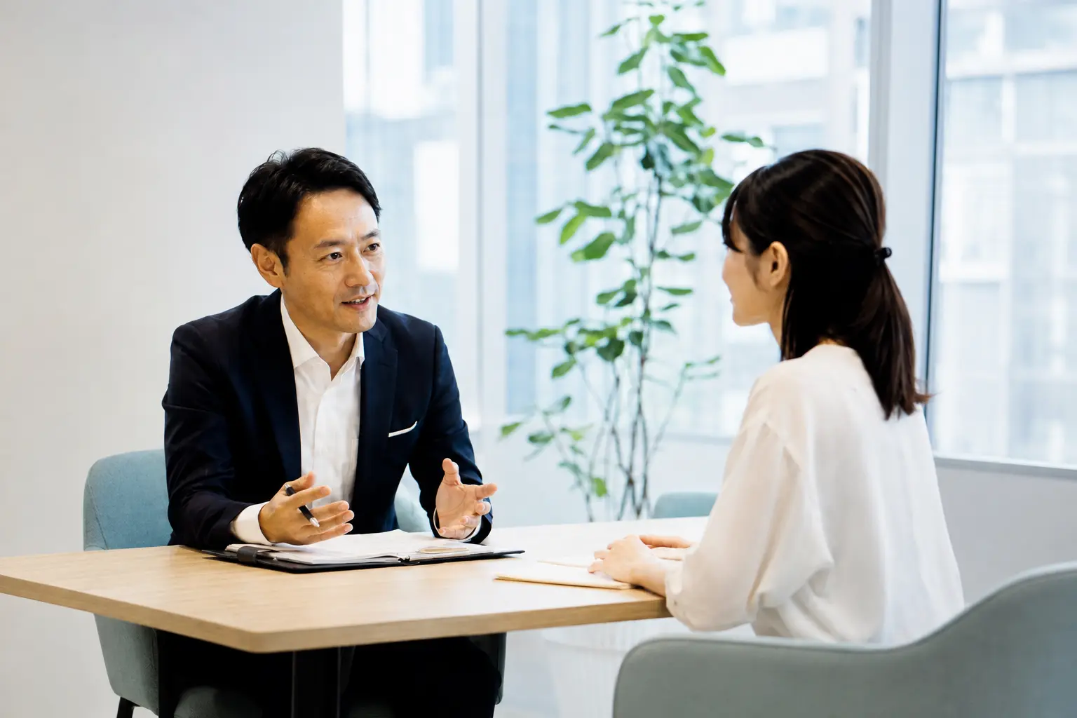 ホワイトボードを使って組織課題を話し合うチーム