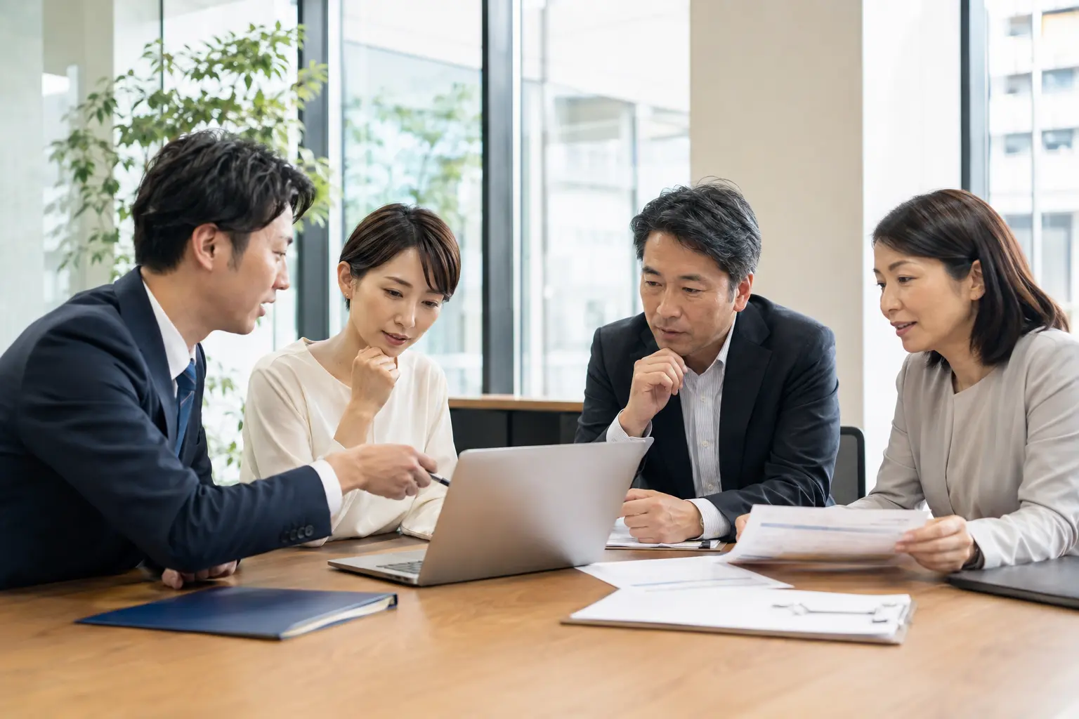 採用担当者と外部支援者が採用計画や求人資料を確認する様子