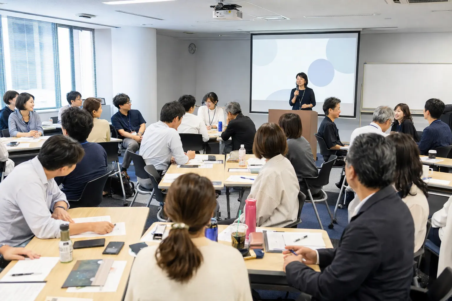 多くの受講者が参加する企業研修